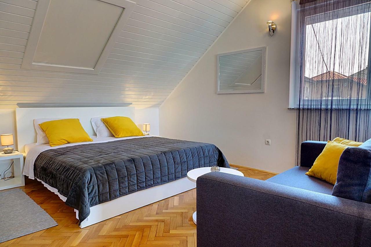Apartman Studio Sonas 3 With Free Private Parking カルロヴァッツ エクステリア 写真